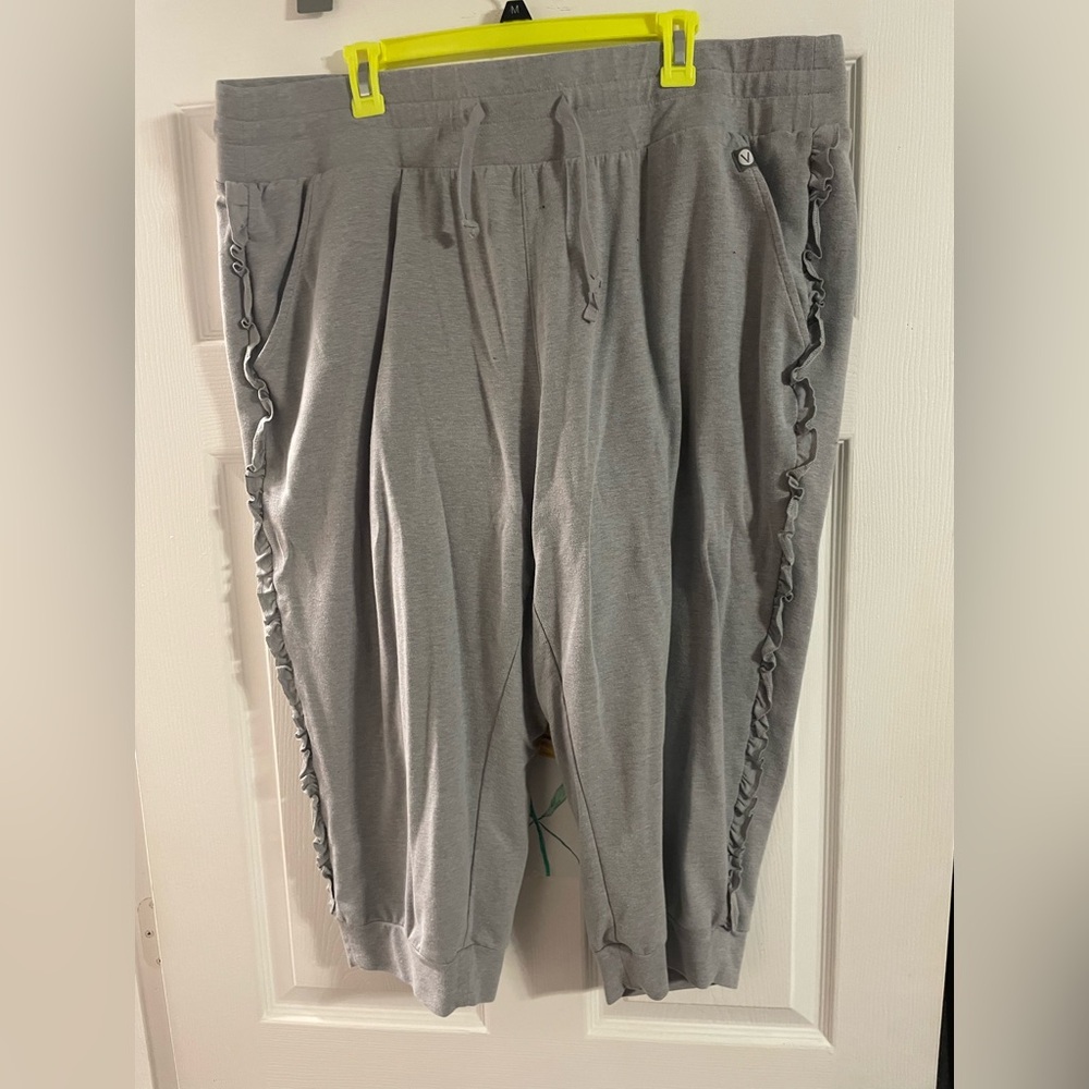 Livi Active ruffle trim joggers, crop length